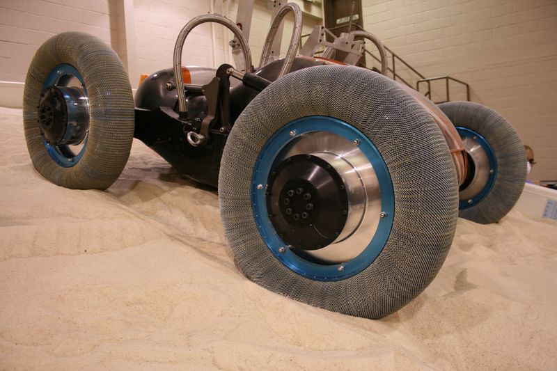 Компания Goodyear занимается совместными разработками новых шин для космических аппаратов вместе со специалистами НАСА